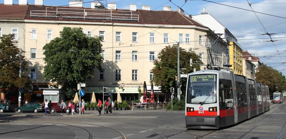 Der Verdächtige griff die Frau am Busen an, sie schrie ihn an. (Quellenplatz in Favoriten)