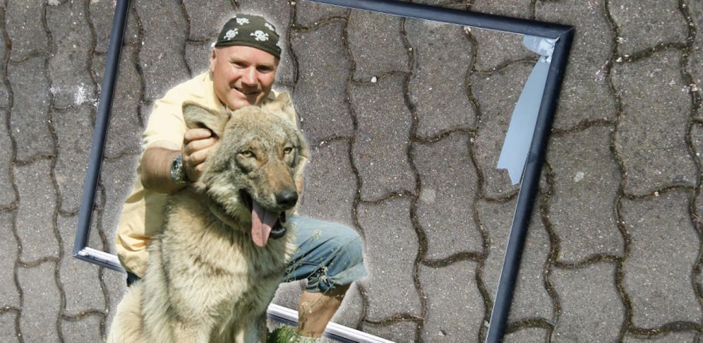 Der "Hundeschweiger" mit Hund und die zerstörte Tafel.