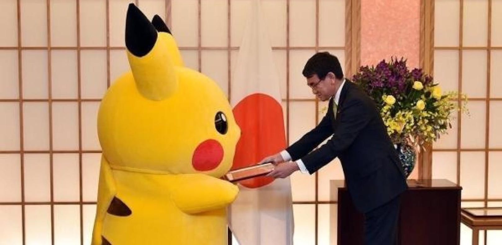Pikachu wurde vom Außenminister empfangen.