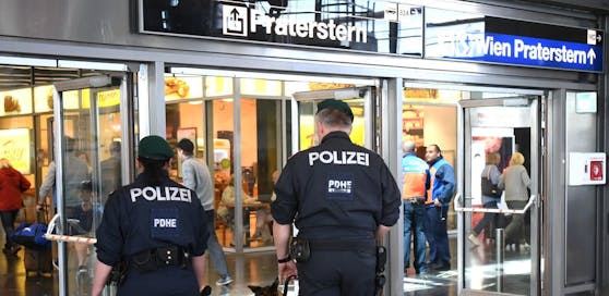 Polizisten am Wiener Praterstern. (Archivbild)