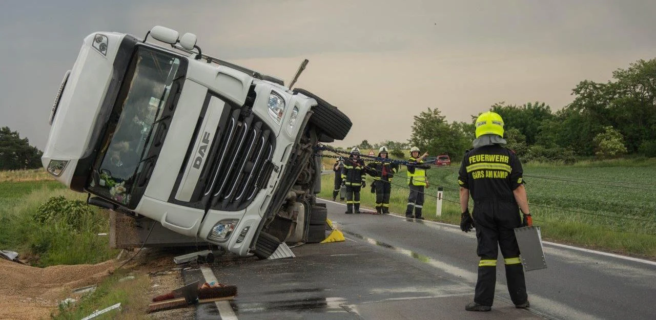 Heute.at - Lkw kippte in Feld und verlor Treibstoff