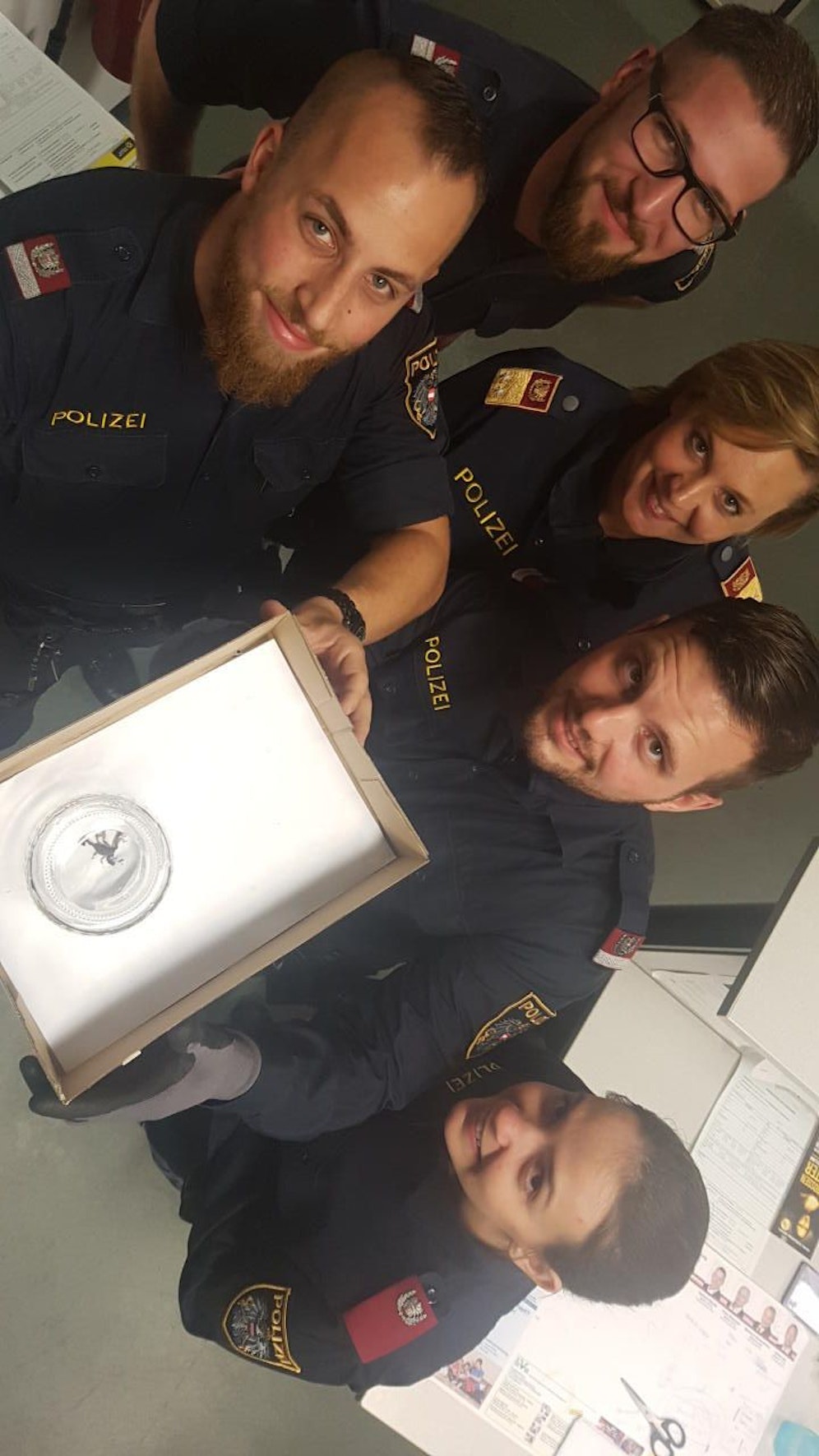 Da Skorpione auch für Favoritner Polizisten nicht an der Tagesordnung stehen, posierten Revierinspektor Stefan L., Inspektor Robert N., Oberstleutnant Christine K., Inspektor Nikolaus F. und Aspirantin Anja S.  mit dem Skorpion noch kurz für ein Selfie, bevor sie ihren Streifendienst fortsetzten