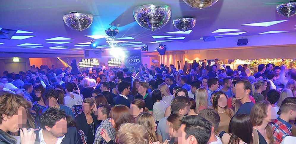 Passage: "Marc Plachutta" bestellte wild.