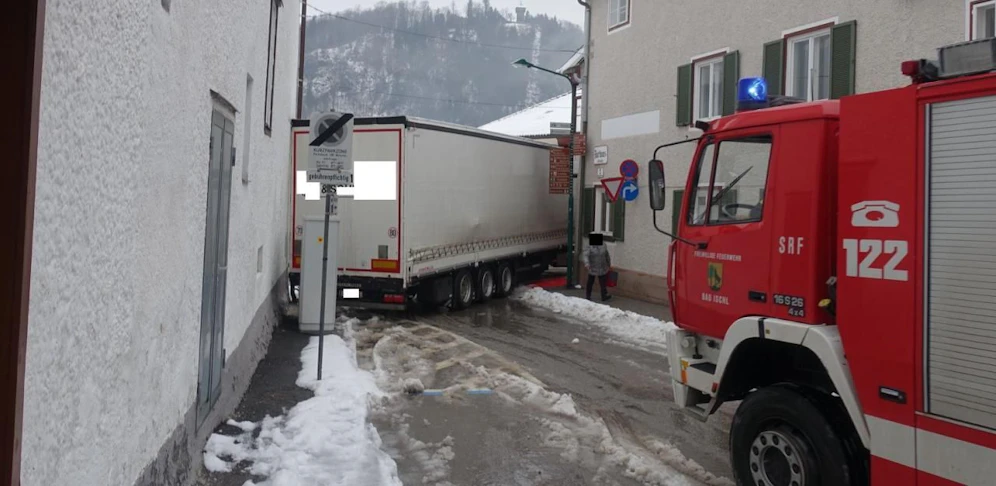 Unfall in Bad Ischl mit Feuerwehreinsatz: Ein Sattelschlepper war zwischen zwei Häusern steckengeblieben.