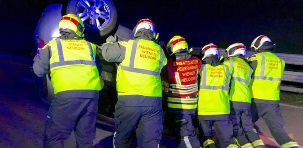 Die Feuerwehr stellte das Auto wieder auf die Räder.