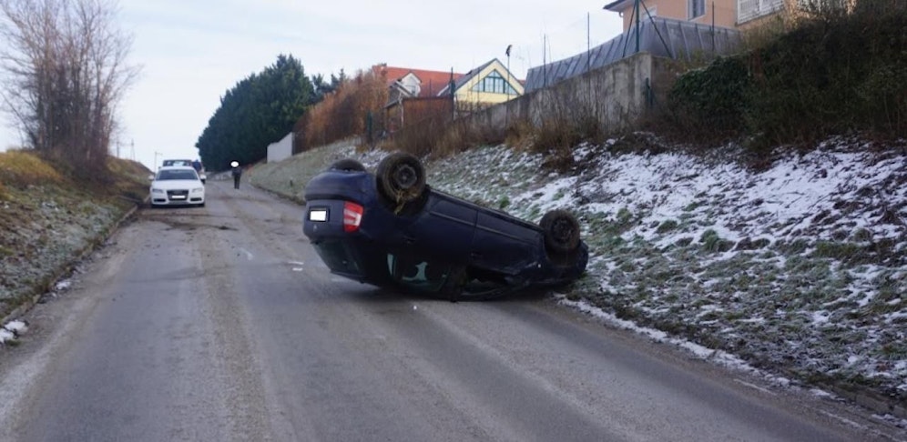 Das Auto blieb am Dach liegen. 