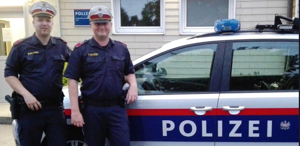 Manuel und Stefan von der Autobahnpolizei Haid kamen einem 29-jährigen Unfalllenker zu Hilfe.