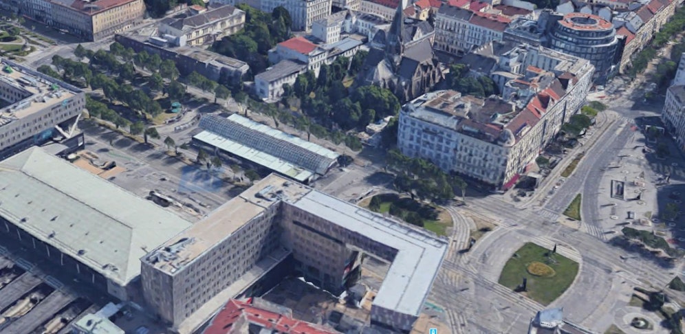 Ein Männer-Trio überfiel eine 27-Jährige am Europaplatz.