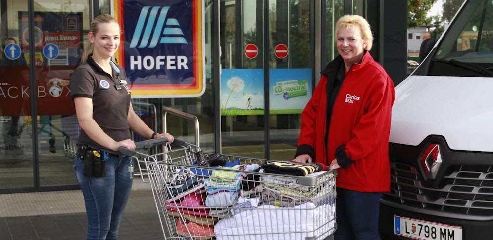 Kleidung um mehr als eine Million Euro wurde an die Caritas übergeben.