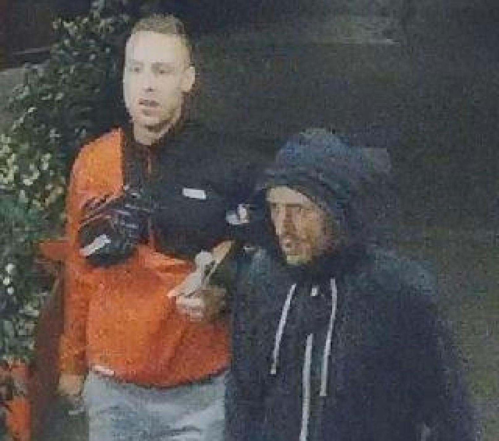 Die Wiener Polizei fahndet nach diesen beiden derzeit unbekannten Männern. 