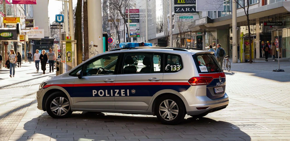 Die 27-Jährige wurde festgenommen und angezeigt.