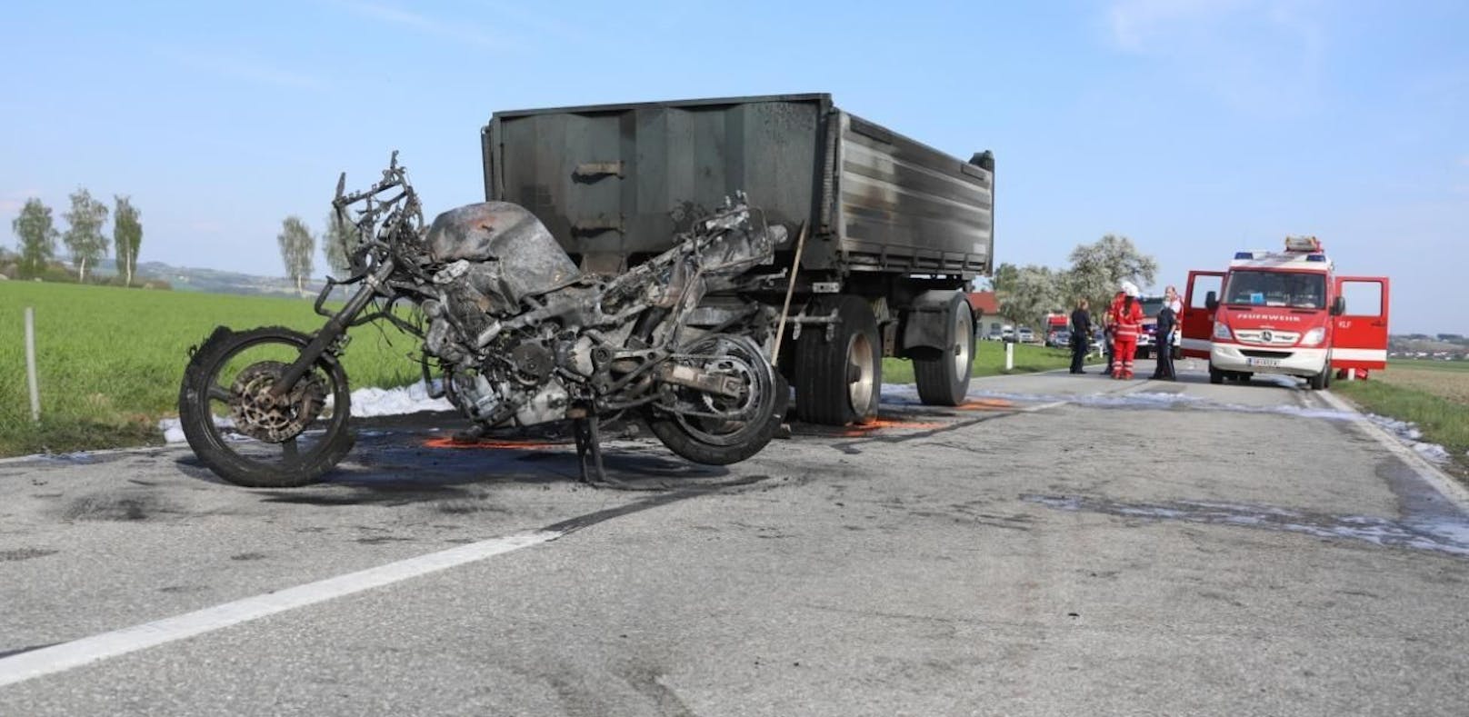 Motorräder fingen nach Crash Feuer: 2 Biker tot