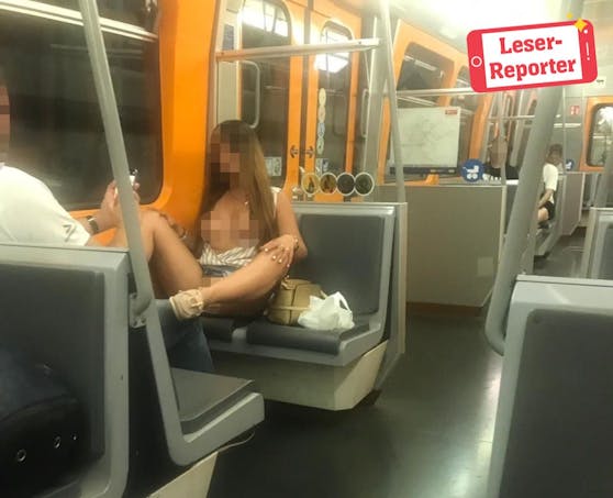 Die Frau posierte mitten in der U-Bahn.