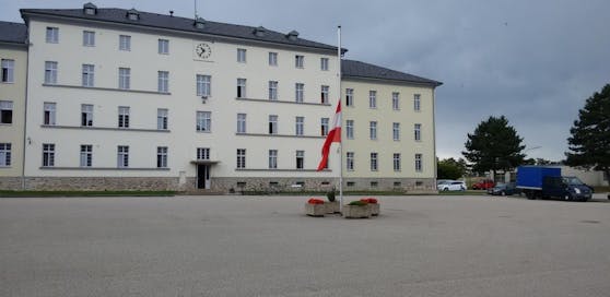 Die Fahne vor der Kaserne Horn bleibt auch am Donnerstag auf Halbmast.