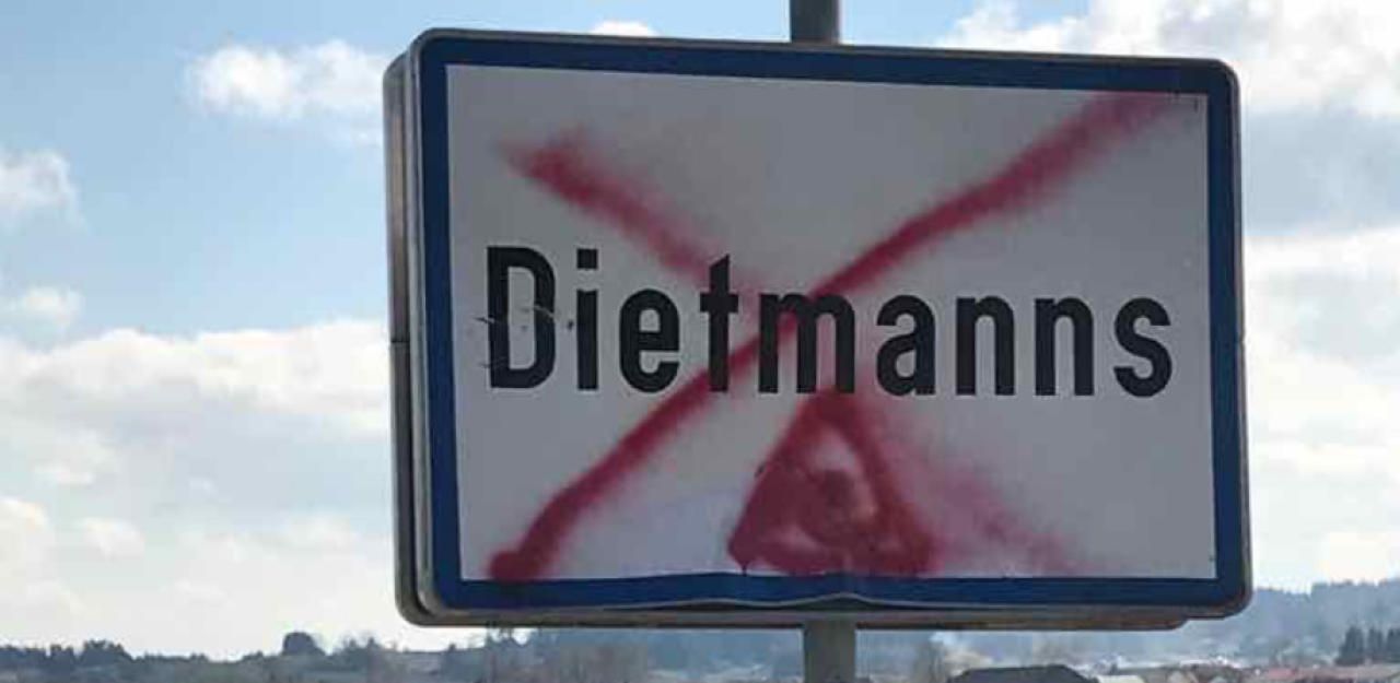 Heute.at - Kindergarten und Ortstafel in Dietmanns beschmiert
