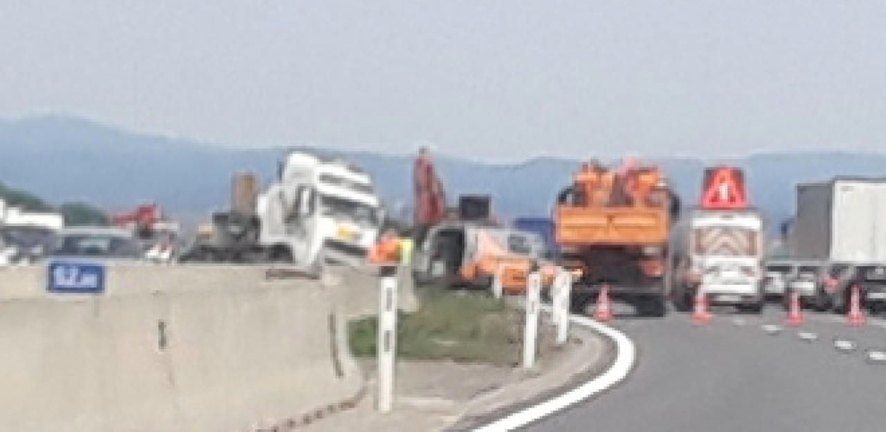 Heute.at - Schwerer Lkw-Unfall: Stau auf der Westautobahn