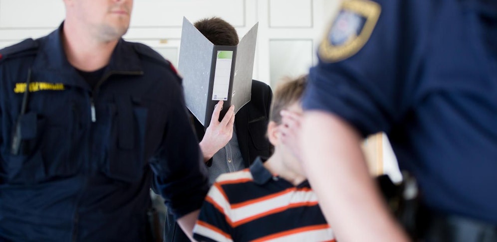 Die Angeklagten am Montag vor Gericht. 