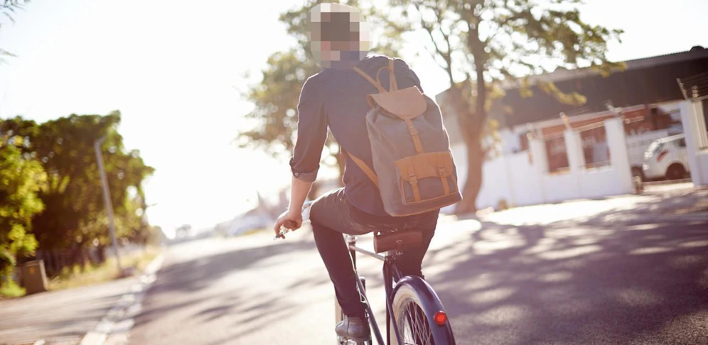 Die Polizei sucht den Radfahrer und bittet um Hinweise.
