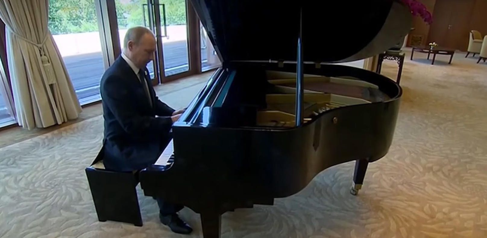 Hier spielt Putin Klavier