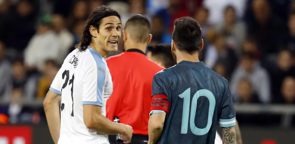 Edinson Cavani fordert Lionel Messi zum Kampf heraus.