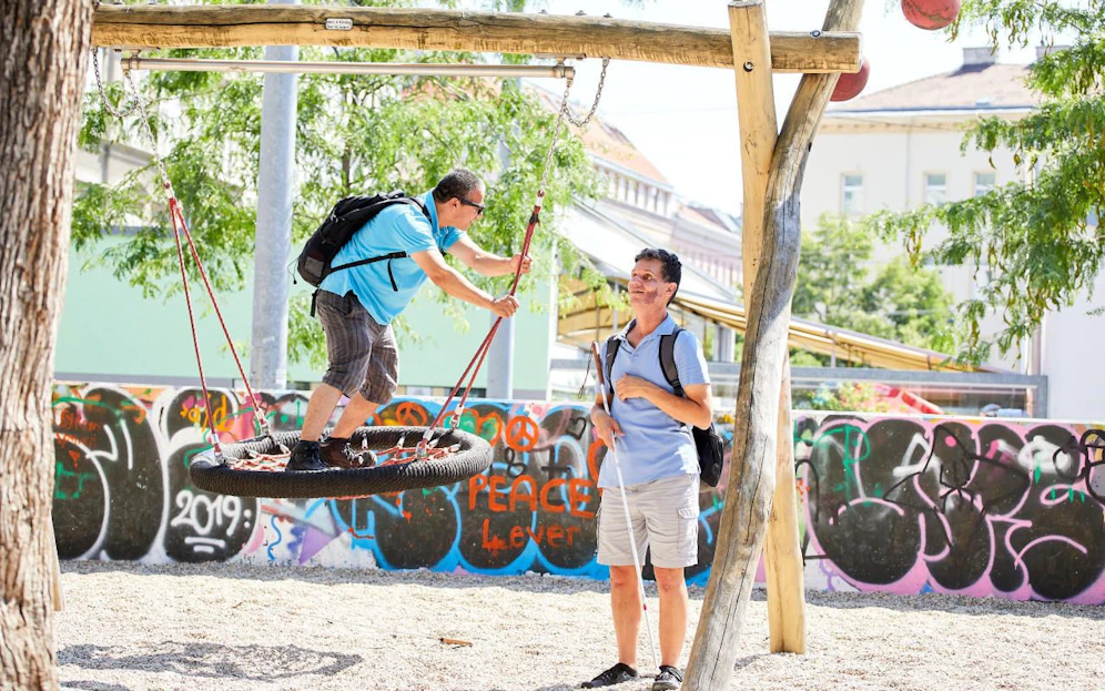 Beeinträchtigung ja, Spaßbremse nein. Mit einer eigens entwickelten Pädagogik bringen Visioneer-Gründer Daniel Kish (re.) und Visioneer-Trainer Juan Ruiz blinden Menschen bei, wie sie ihre Mobilität, Orientierung und Lebensfreude steigern können.