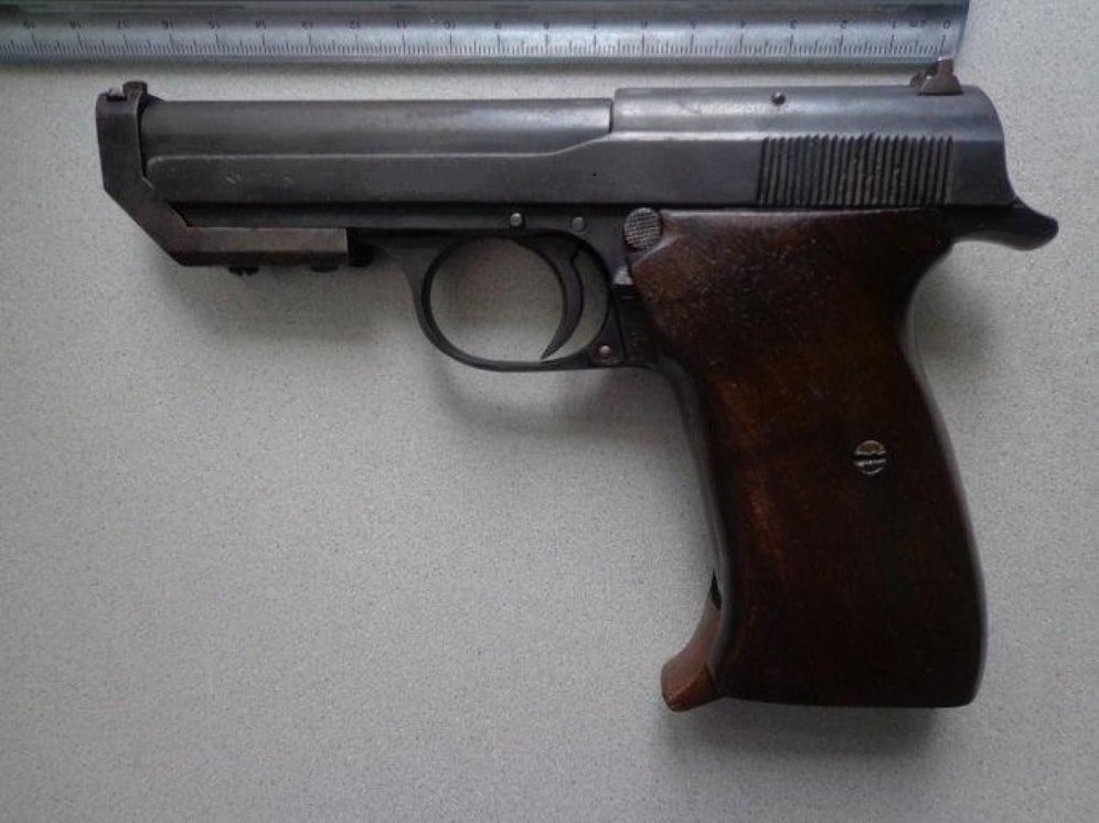 Die Waffe wurde von der Polizei sichergestellt.