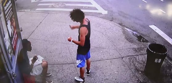 Der Täter stach seinem Opfer kaltblütig in die Brust.