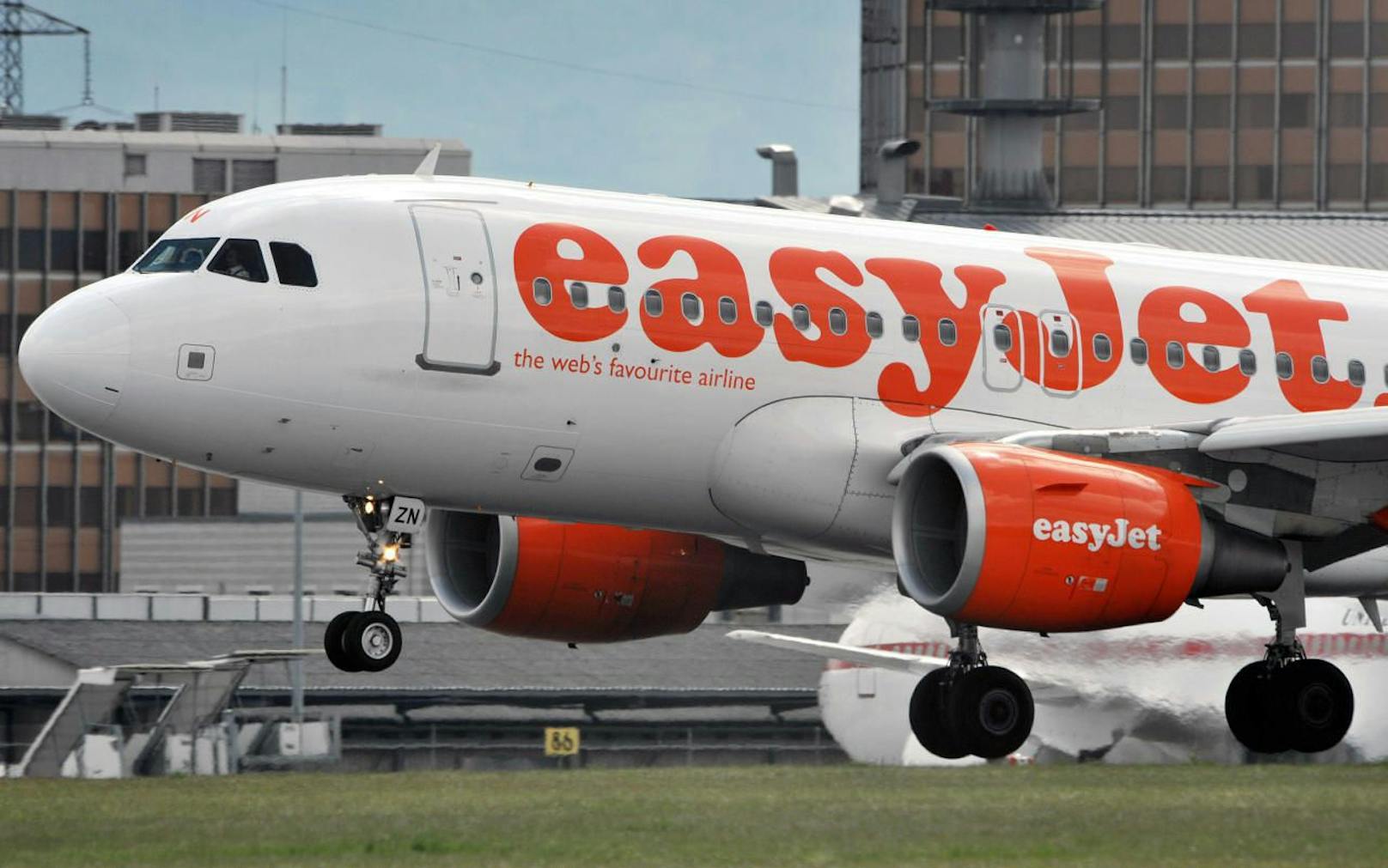 Eine EasyJet-Maschine landet gerade auf dem Flughafen Genf. Archivbild.