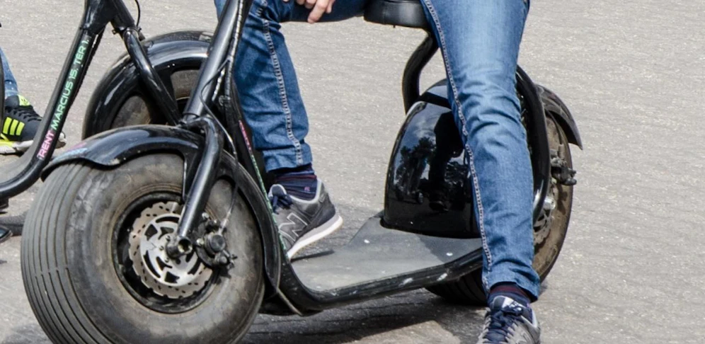 Unfall mit E-Scooter: Mann verletzte sich schwer am Fuß.