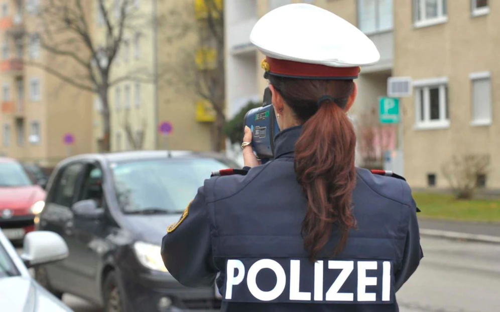 Verkehrspolizei stellt Geschwindigkeitsübertretungen im Straßenverkehr fest.