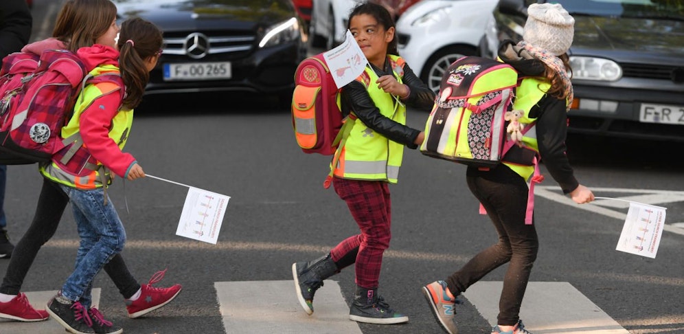 Sicherheit vor Schulen: Kommt Fahrverbot für Autos?