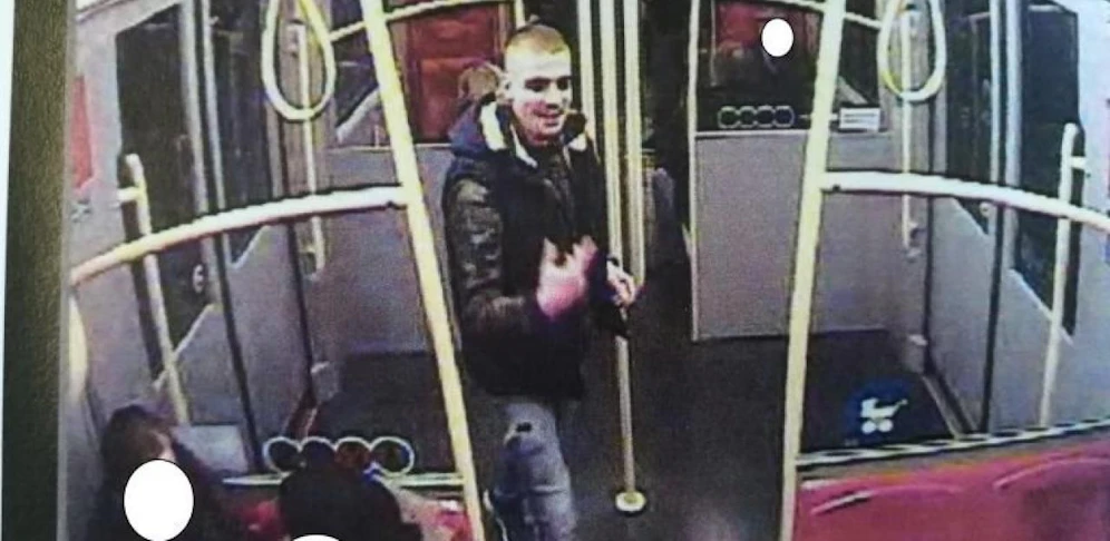 Die Wiener Polizei sucht diesen Dealer, der sein Opfer mit Pfefferspray attackierte.