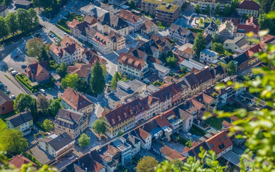 Das Stadtzentrum von Hohenems mit Marktstraße und Jüdischem Viertel.