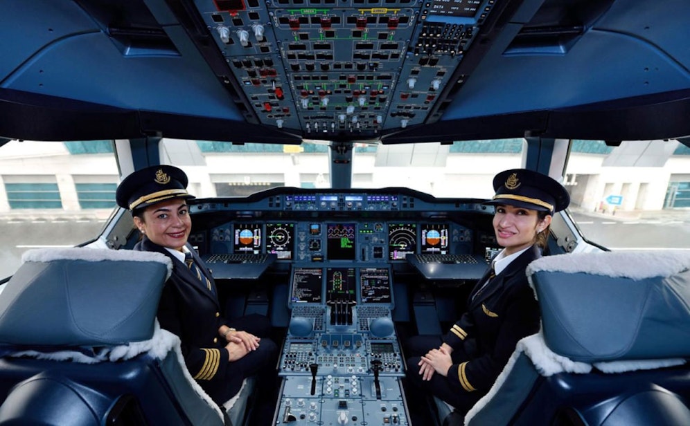 First Officer Alia Al-Muhairi und Captain Nevin Darwish (rechts)