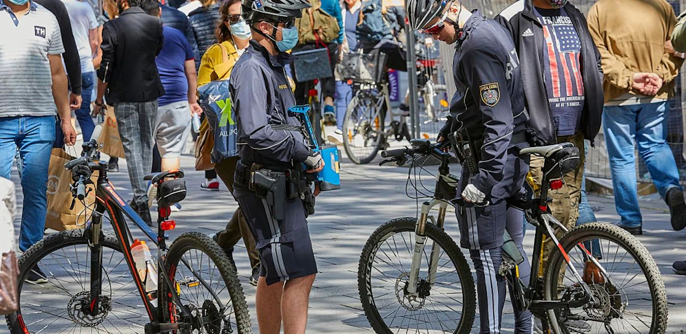 Zwei Fahrradpolizisten in der Mariahilfer Straße. Ein Fahrradbeamter wurde im Dienst von einem Autofahrer verletzt.