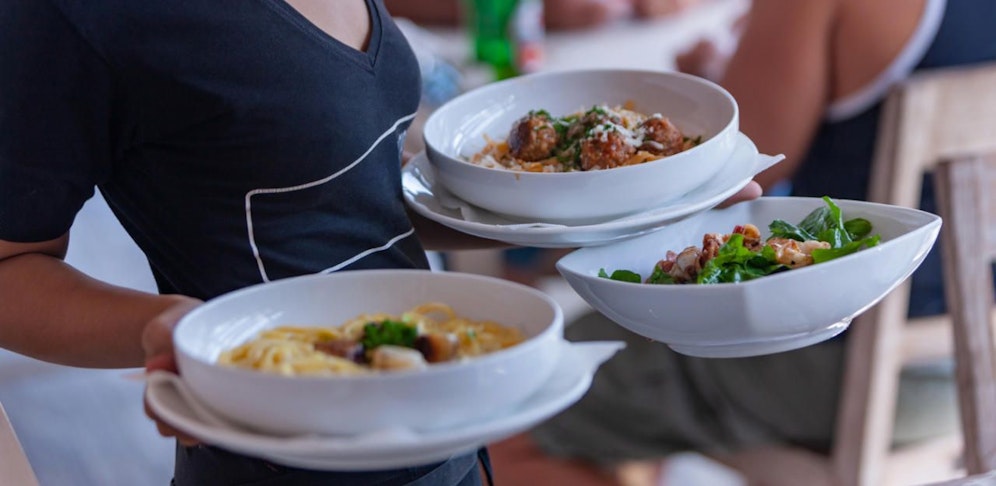 Ihr Chef betatschte die junge Kellnerin, nannte sie 