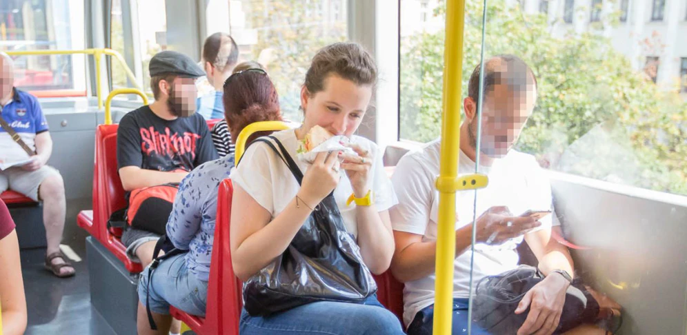 "Heute"-Praktikantin Marlene ließ sich in der U6 einen "duftenden" Döner schmecken.