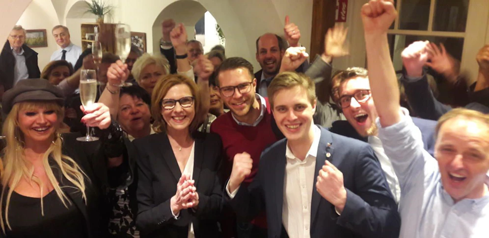 Jubel bei der VP um Frontfrau Andrea Völkl über das Wahlergebnis bei der Gemeinderatswahl in Stockerau.