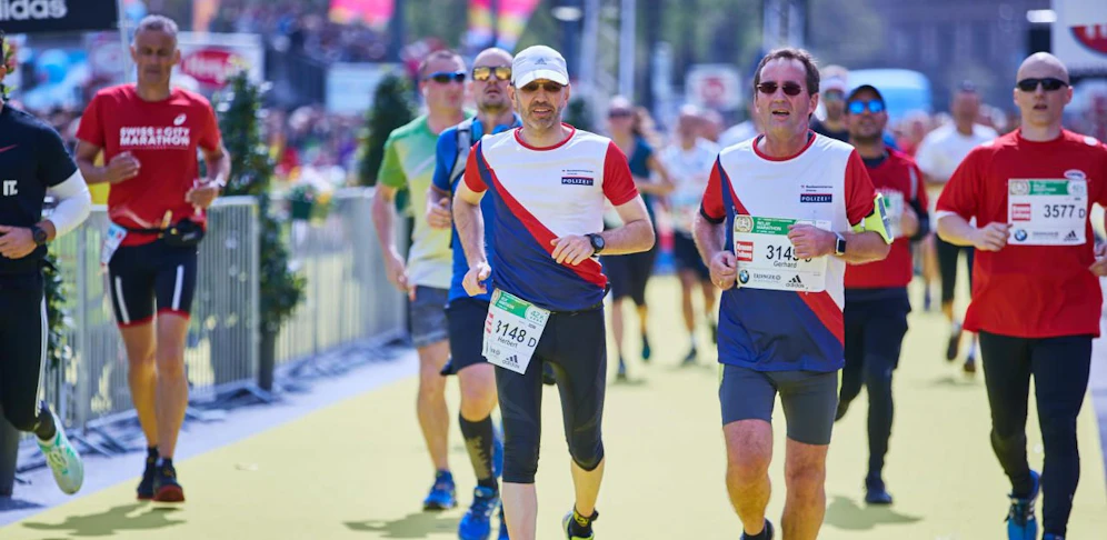 Herbert KIickl (li.) beim Vienna City Marathon mit Wiens Polizeipräsident Pürstl (Foto: Alexander Tuma)