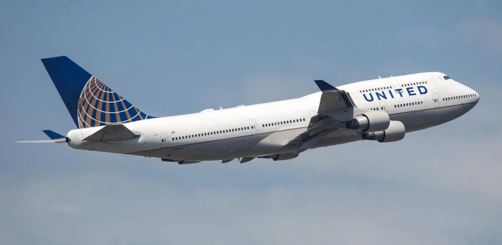 Erstmals schaffte es eine Boeing 747-400 unter fünf Stunden von New York nach London. 