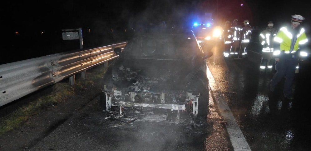 Der Alfa Romeo brannte komplett aus.         