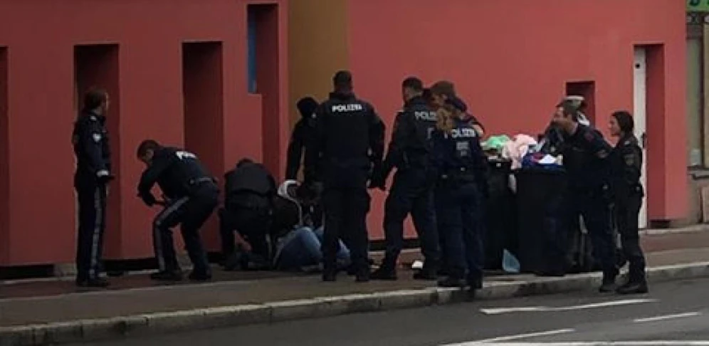 Die Polizei musste zur Festnahme des Wütenden Verstärkung anfordern. (Symbolbild)