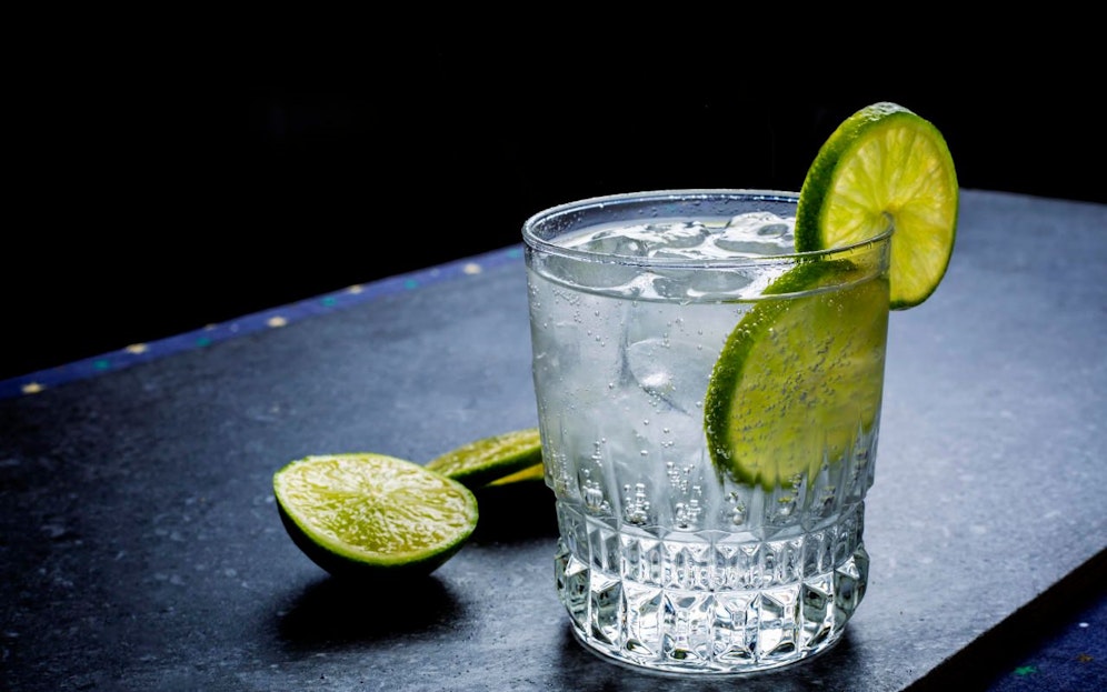 Sparkling water with lime