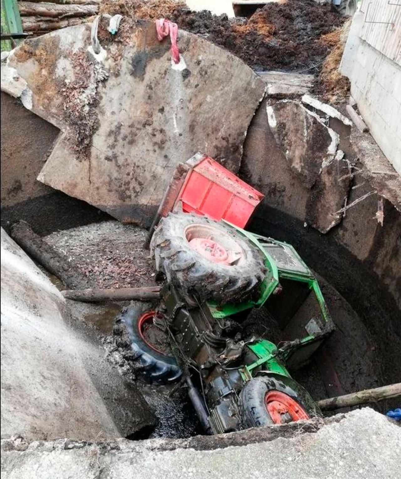 Heute.at - Landwirt stürzt mit Traktor in Güllegrube