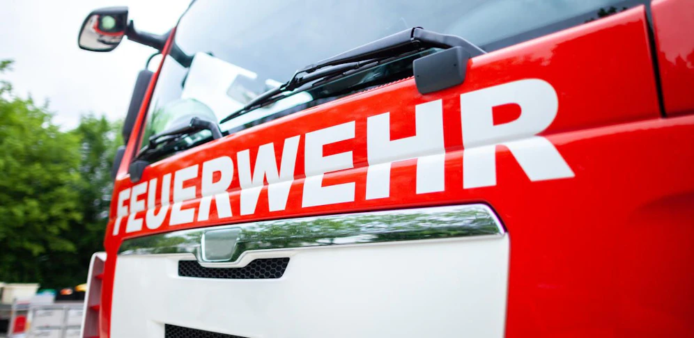 Zahlreiche Einsatzkräfte der Feuerwehr sind im Einsatz.