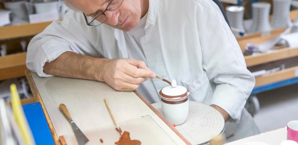 Augarten Porzellan wird per Hand bemalt. Doch die Farben enthalten giftige Metalle.