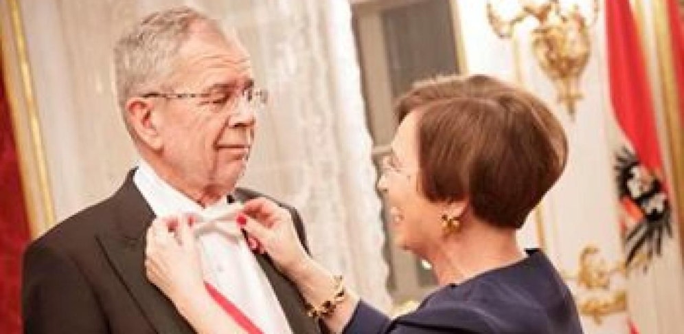 Bundespräsident Alexander Van der Bellen wird von Doris Schmidauer für den Opernball 2018 hübsch gemacht. Archivbild.