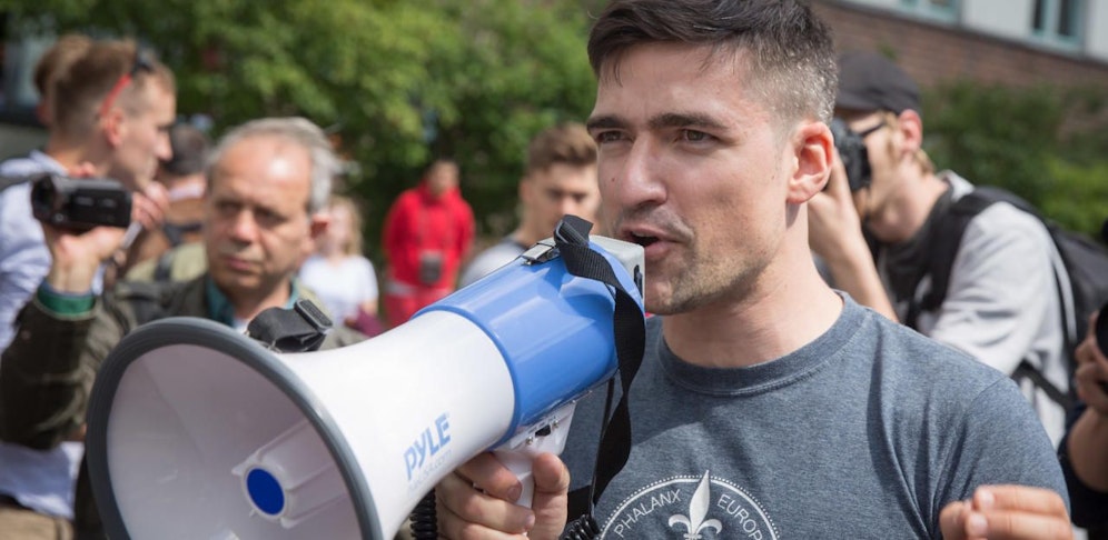 Martin Sellner, Sprecher der rechtsextremen "Identitäre Bewegung", bei einem Aufmarsch in Berlin.