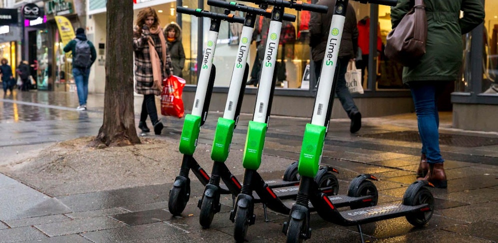 E-Scooter von Lime auf der Mariahilfer Straße in Wien. 