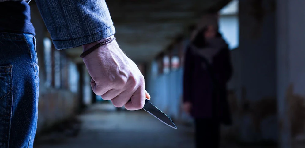 Ein Räuber verletzte in Linz eine junge Frau mit einem Messer.